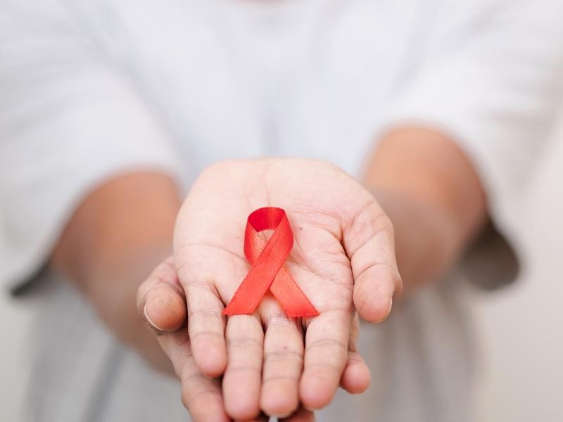 DEZEMBRO VERMELHO: GUIA SOBRE O HIV/AIDS, SINTOMAS, TESTAGEM, PREVENÇÃO E CONSCIENTIZAÇÃO