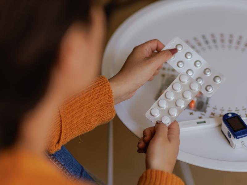 Qual é o perigo da automedicação? Entenda os cuidados e riscos da prática