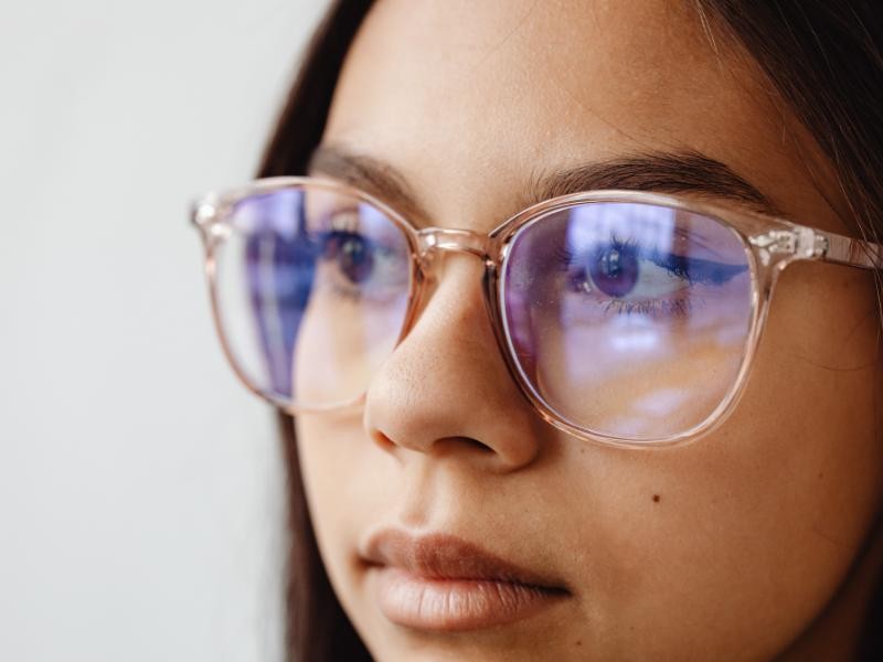 Quando Trocar os Óculos? Dores de Cabeça e Outros Sinais de Alerta
