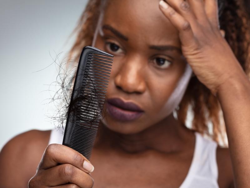 Queda de Cabelo Pode Indicar Alterações na Saúde?